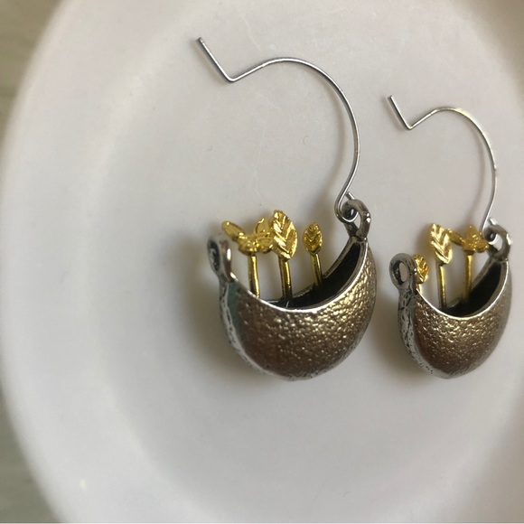 Unique potted plant/flower & butterfly earrings, faux gold/silver - Picture 3 of 10